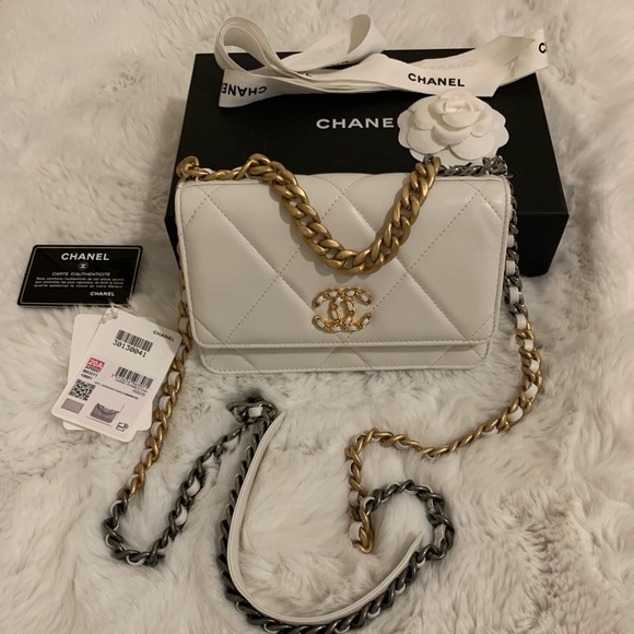 Chanel 19 woc lambskin quilted white - Picture 1 of 13